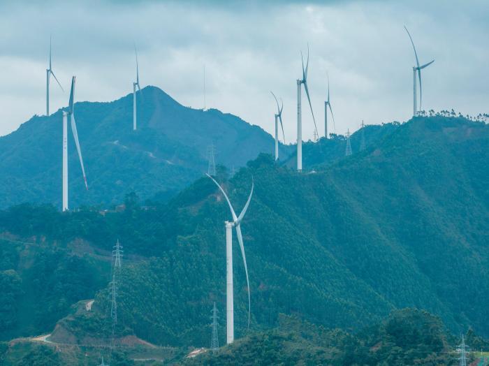 航拍廣西高山之巔風力發(fā)電場