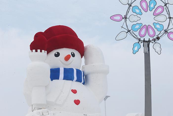 哈爾濱今冬首個“大雪人”主體完工