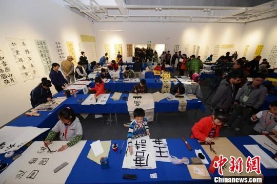 湖南首屆中小學生書法大賽開賽 眾小選手現(xiàn)場潑墨