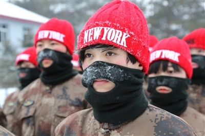 女兵冒零下30℃嚴寒進行軍事訓(xùn)練