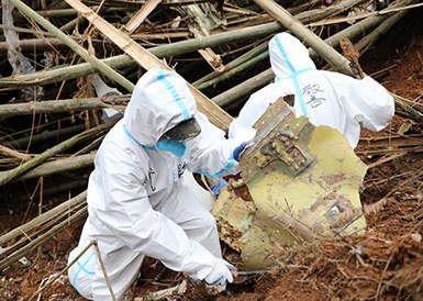 武警官兵分批次、分區(qū)域搜索